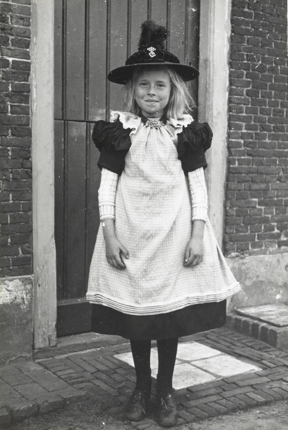 Meisje in streekdracht, Huizen, 1945