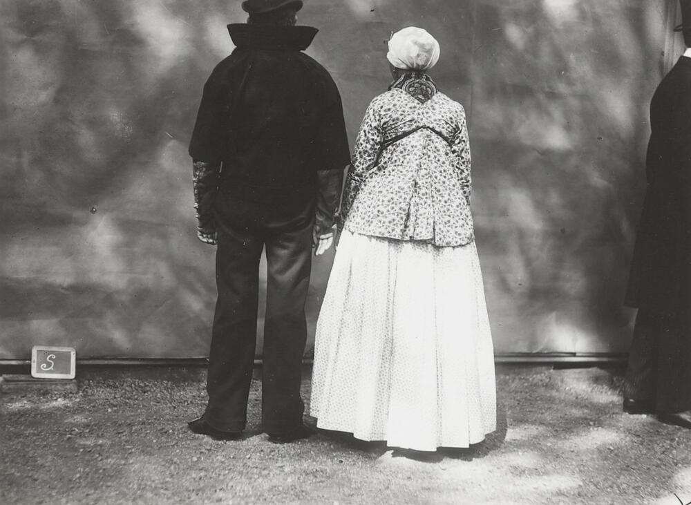 Visserspaar in Scheveningse streekdracht, 1913