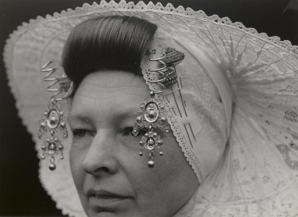 Elizabeth Baas in Nieuwlandse dracht, 1950