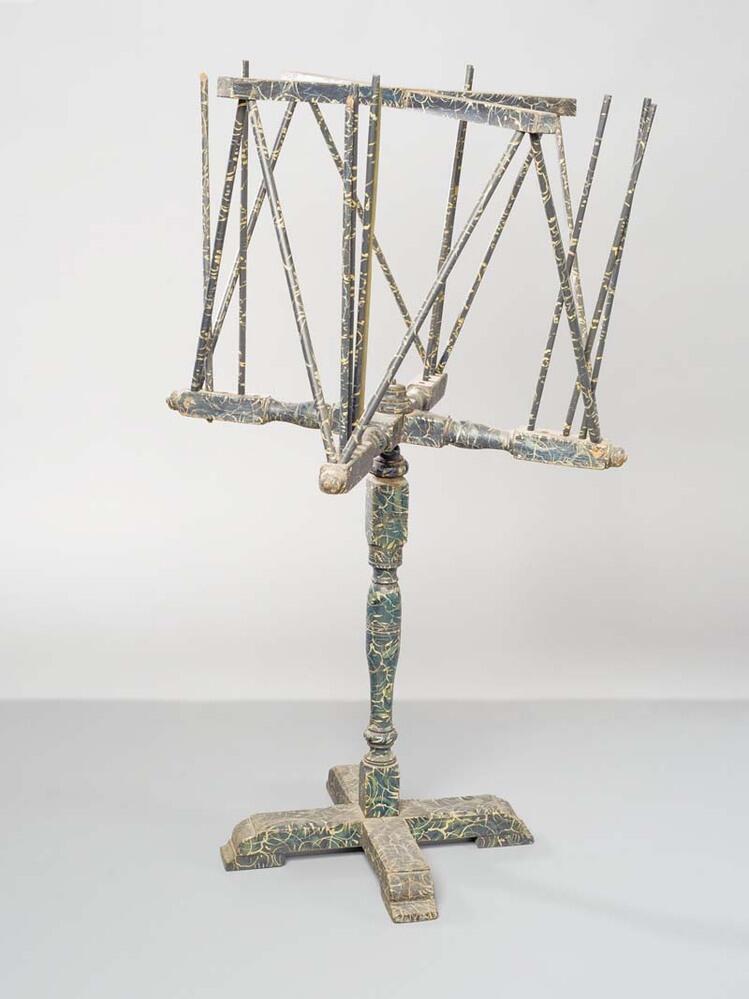Grote blauwwit gemarmerde garentwijder van hout, de balustervormig gedraaide stam rust op een…