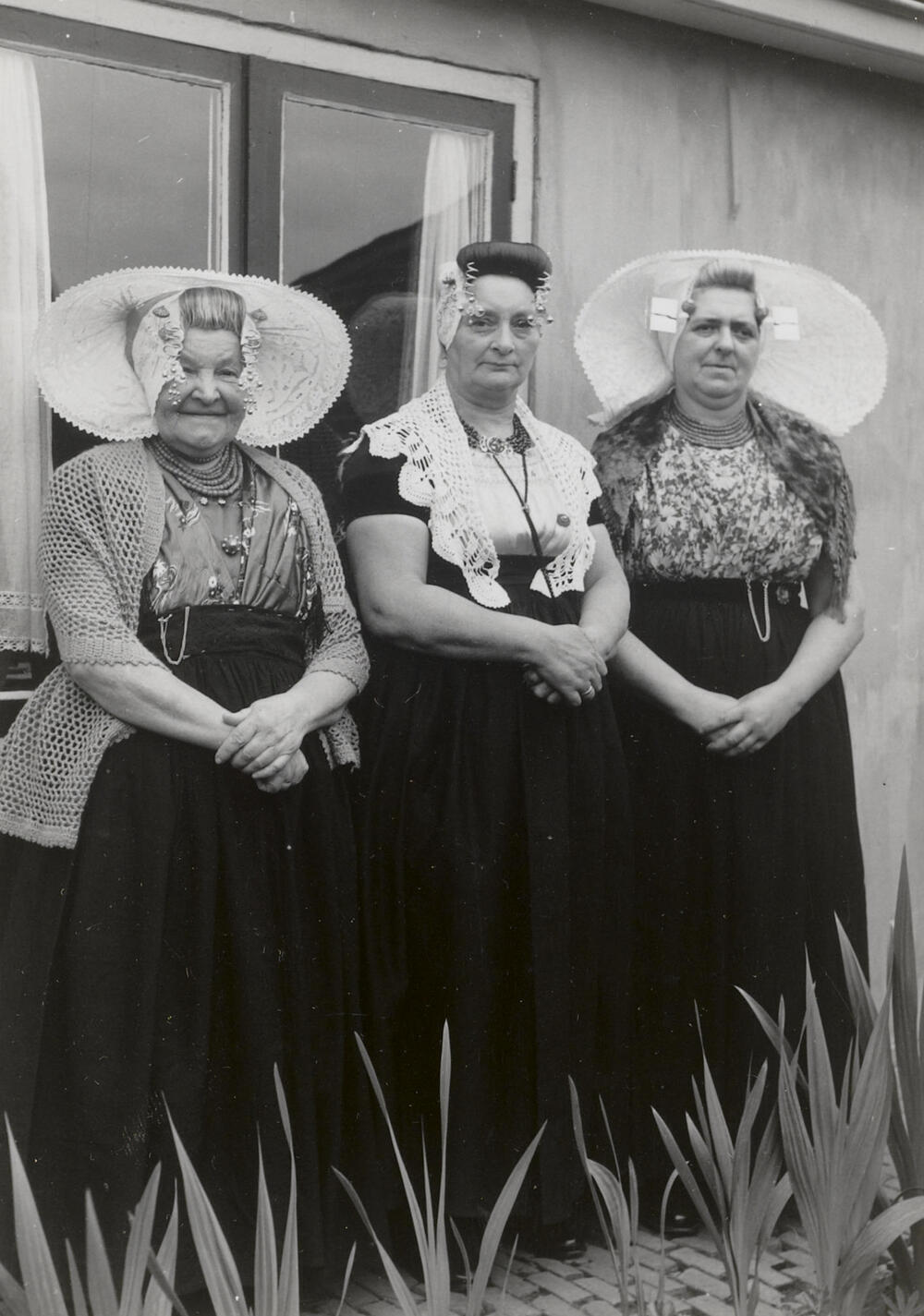 Drie vrouwen in Zeeuwse drachten, Middelburg, 1956