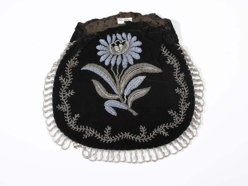 Tas van zwart fluweel met franje en ornament van witte en blauwe kralen, zonder beugel, voering van…