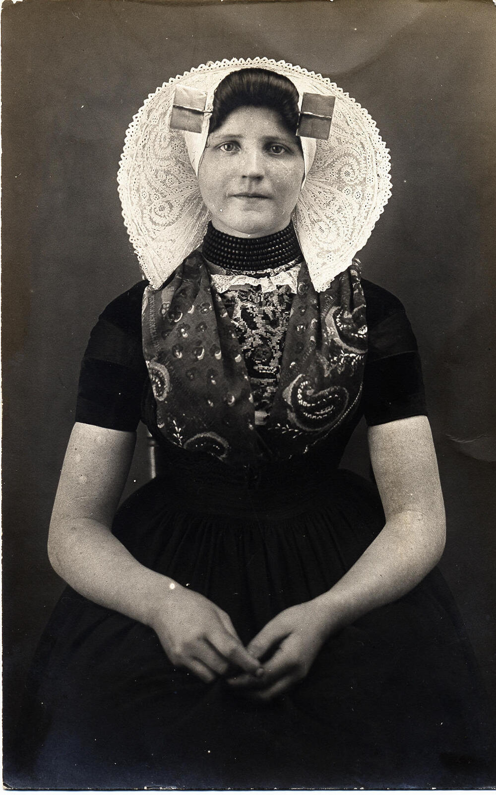 Vrouw in protestantse Zuid-Bevelandse streekdracht, circa 1916