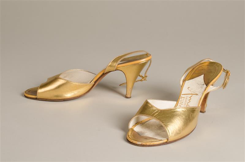 Paar goudkleurige damesschoenen