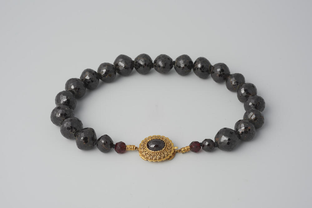 Granaten halssnoer met gouden knipslot, Friesland, 1853–1906
