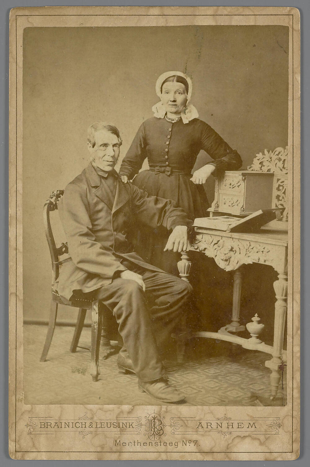 Echtpaar in streekdracht, 1881–1904