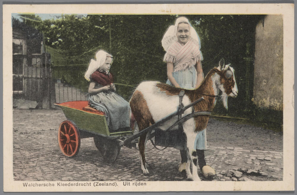 Twee meisjes in Walcherse dracht met bokkenwagen