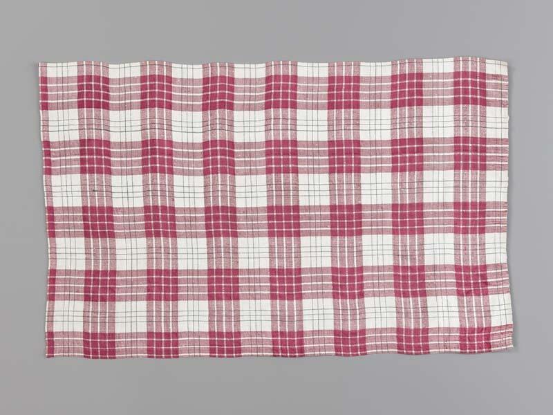 Hindelooper borstlap of foarpeldook van roze-rood, wit en groen bont, zogenaamd 'sidenseister'