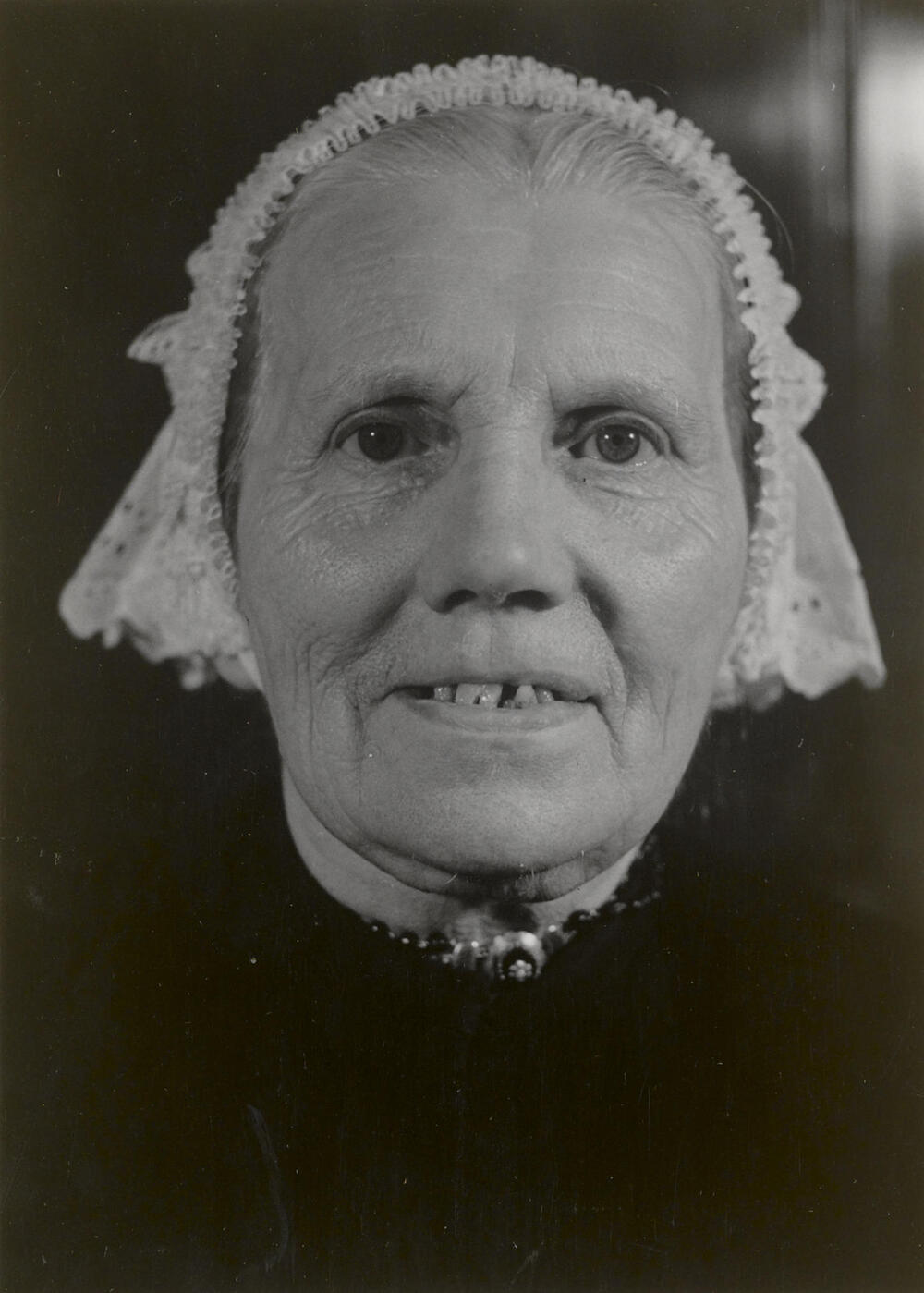 Mevrouw Keur uit Scherpenisse in Thoolse dracht, 1955