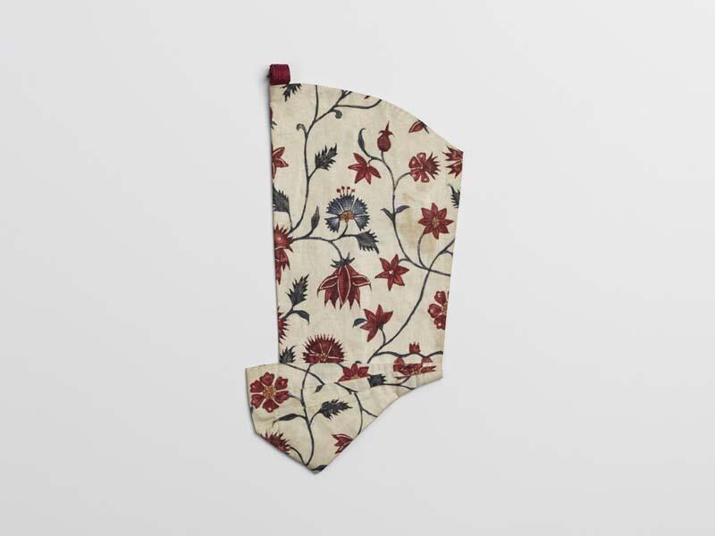 Sitsen meisjesmouwtje met manchet, beschilderd met fijne bloemranken op witte grond