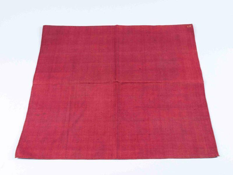 Vierkante doek van katoen in  keperbinding, rood bruin , gemerkt in gele zijden kruissteek: ET