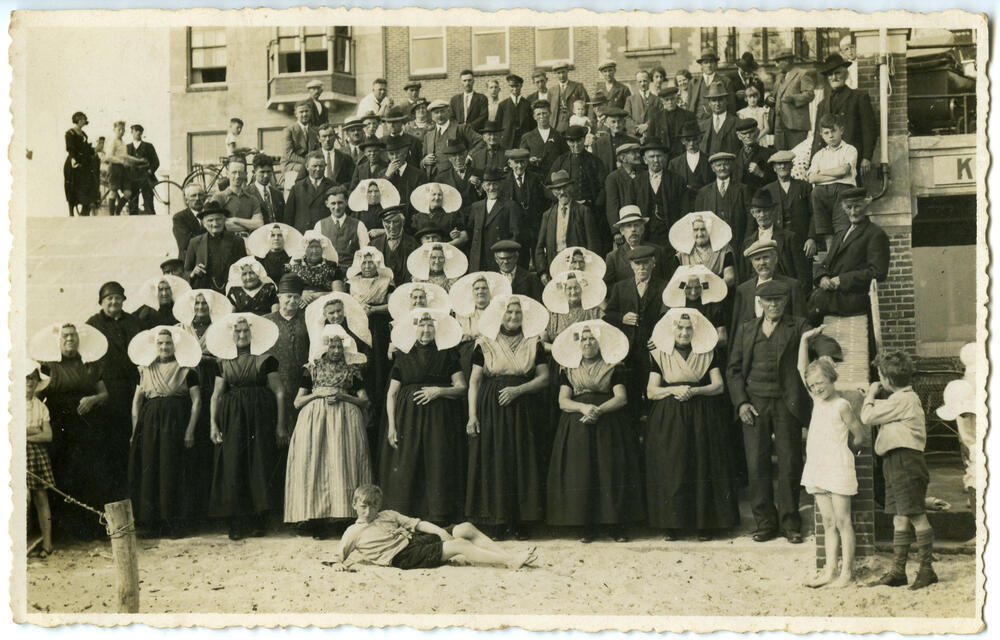 Gezelschap in streekdracht uit Zuid-Beveland, 1930–1940