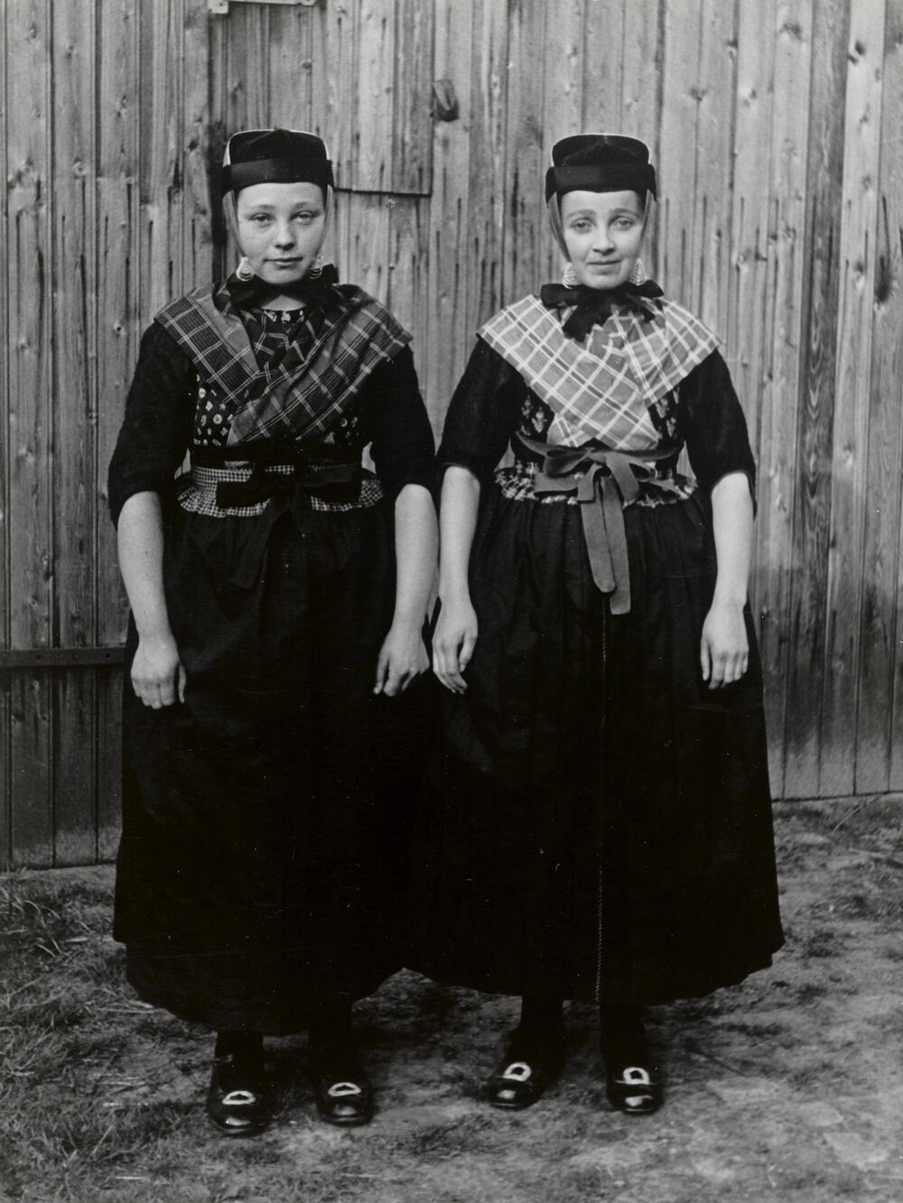 Aaltje Compagner en Hendrikje Troost in uitgaansdracht, Staphorst, 1944