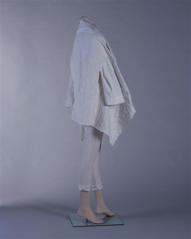 Damesensemble bestaande uit blouse, broek en capejas (Outfit based on the square)