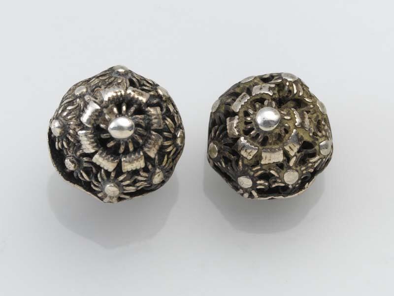 Twee kegelvormige ronde knopen met langs de onderrand acht bolletjes