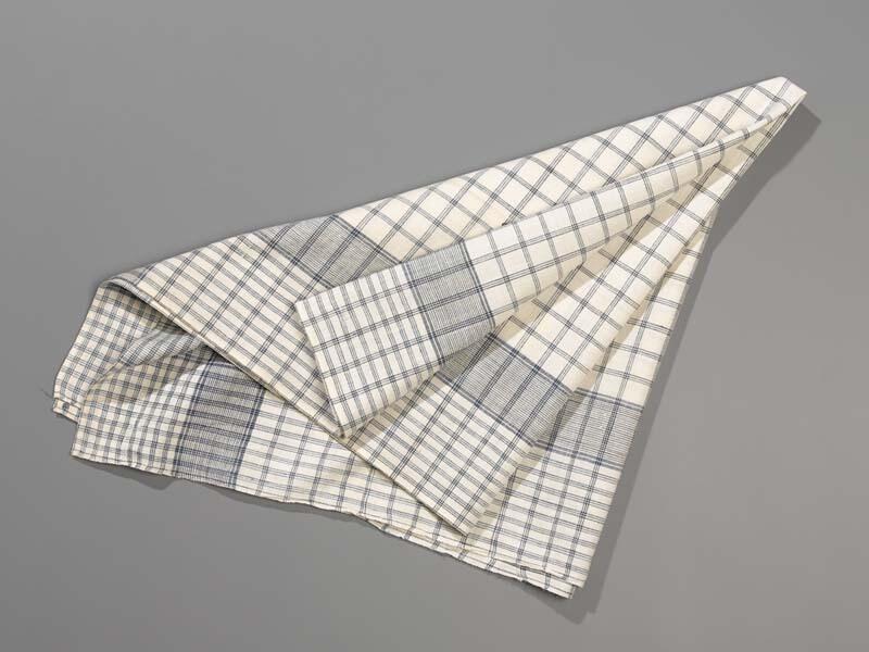 Hindelooper sSondook met ingeweven ruit met  rand rondom in wit en blauw en met initialen AL,