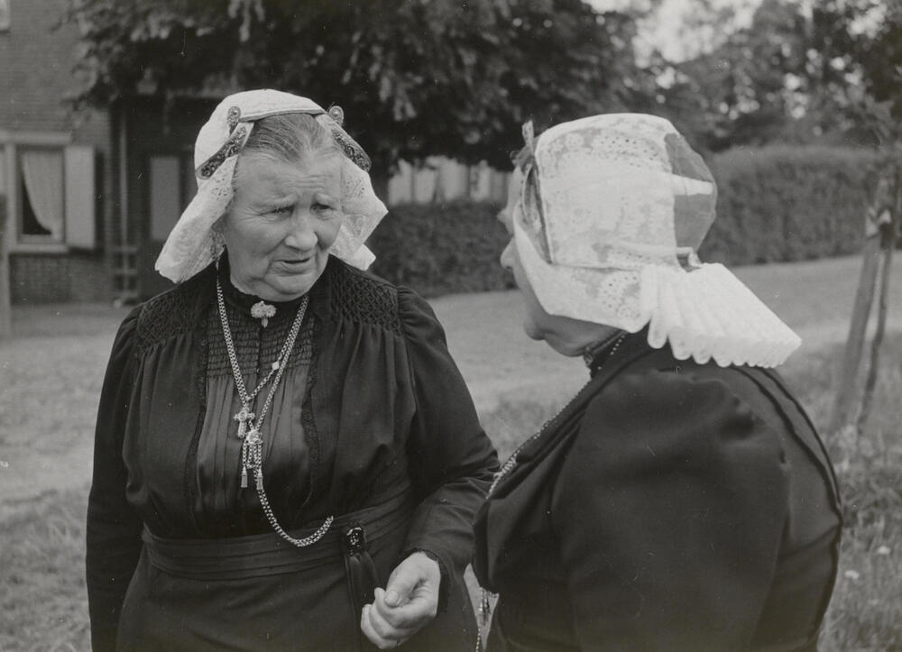 Twee vrouwen in streekdracht uit Eemnes, 1952