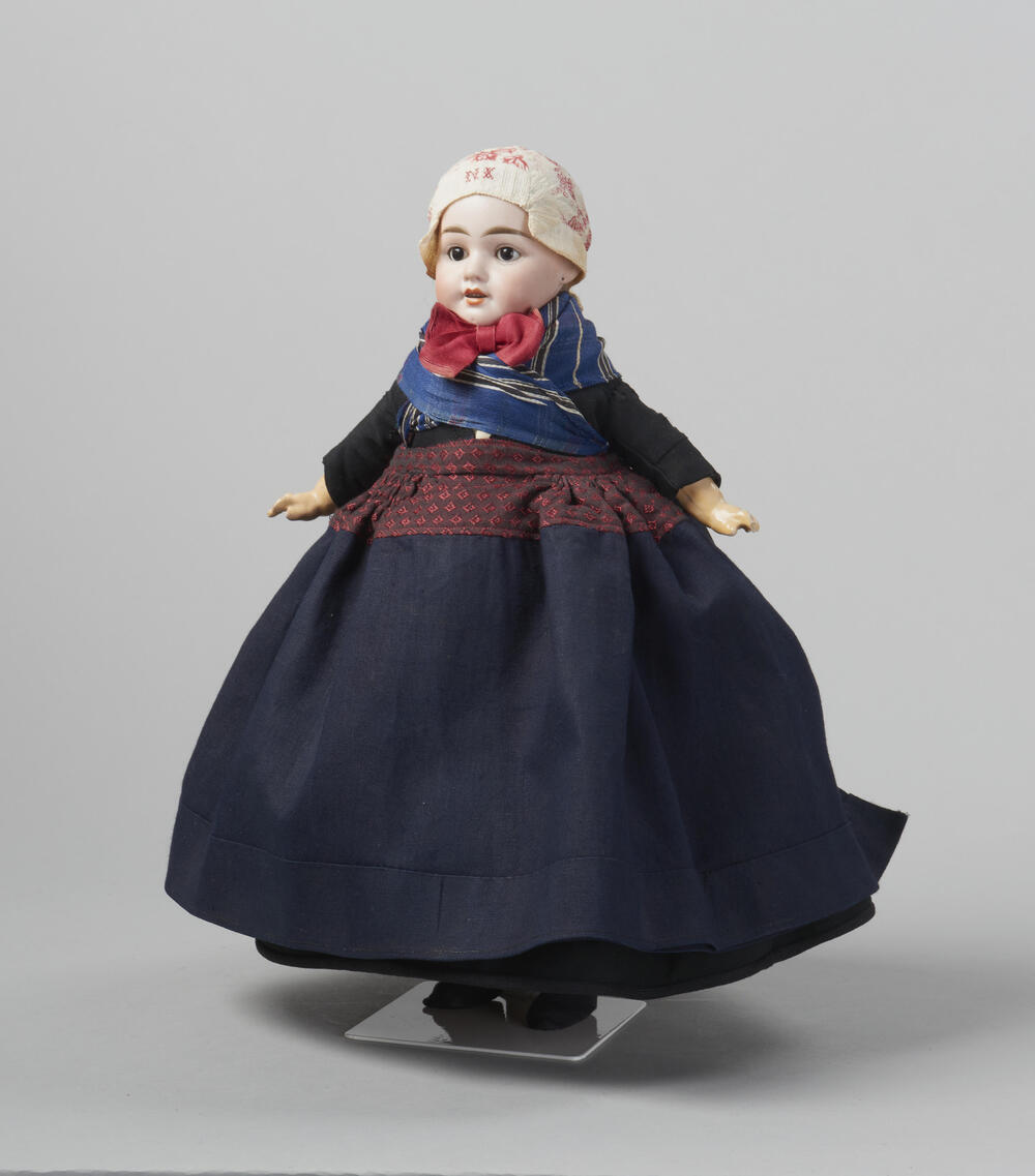 Pop gekleed als een vrouw uit Nunspeet, voor 1934