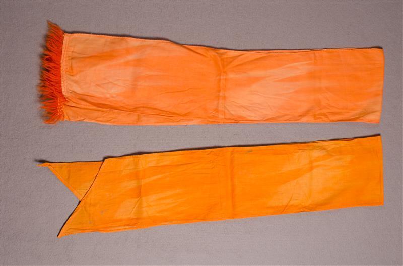 Twee oranje sjaals