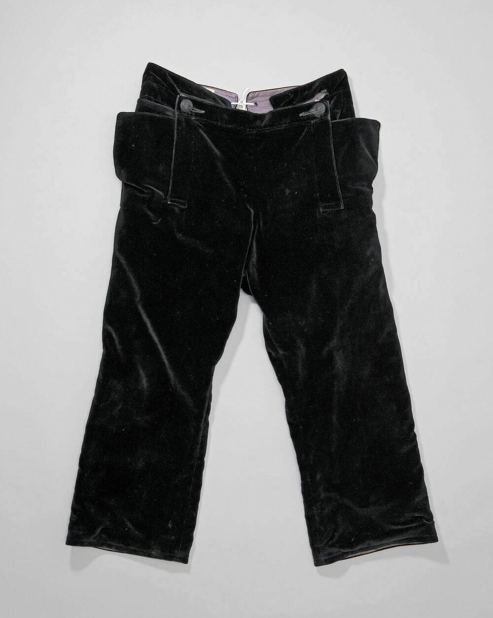 Lange klepbroek van zwart fluweel, Walcheren, voor 1949
