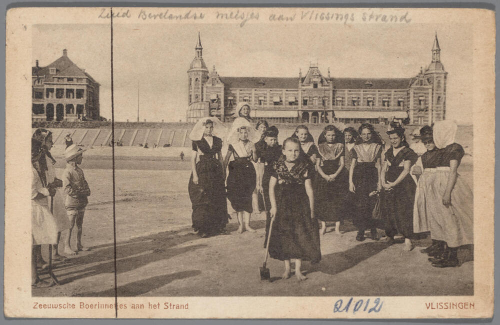 Meisjes in Zuid-Bevelandse streekdracht aan het strand te Vlissingen
