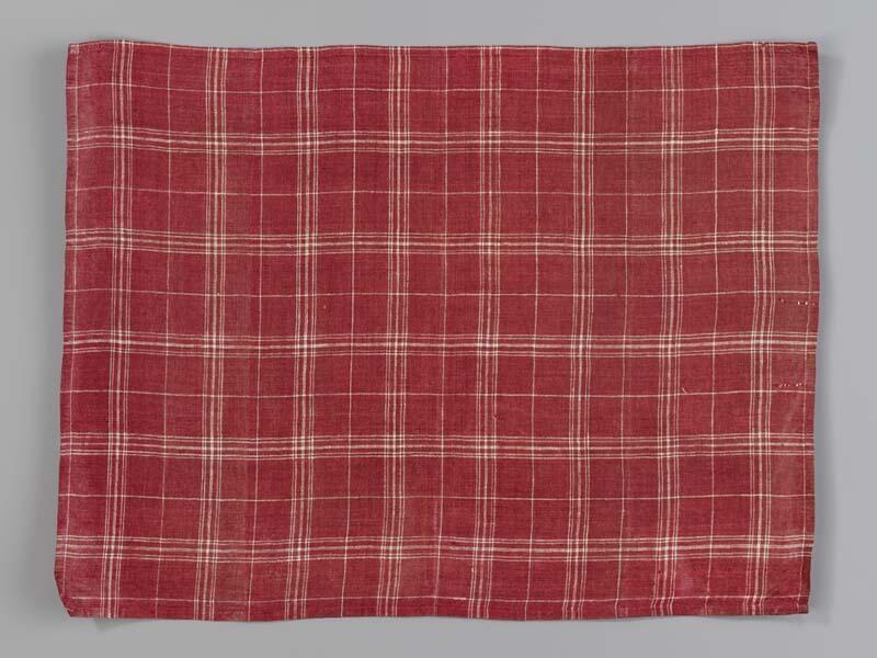 Hindelooper borstlap of foarpeldook van rood en wit bont