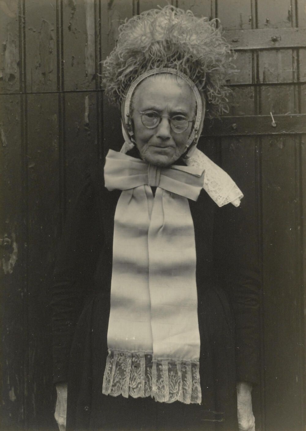 Weduwe Smit-Reinders uit Veessen in Gelderse dracht, 1945