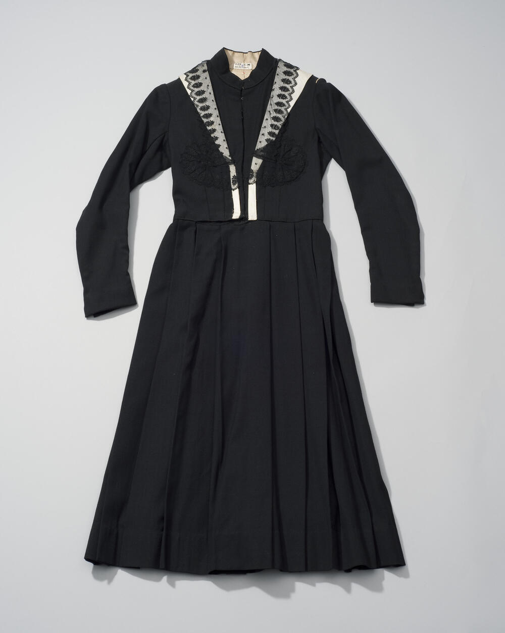 Jurk met ceintuur van weesmeisje, Schiedam, voor 1941
