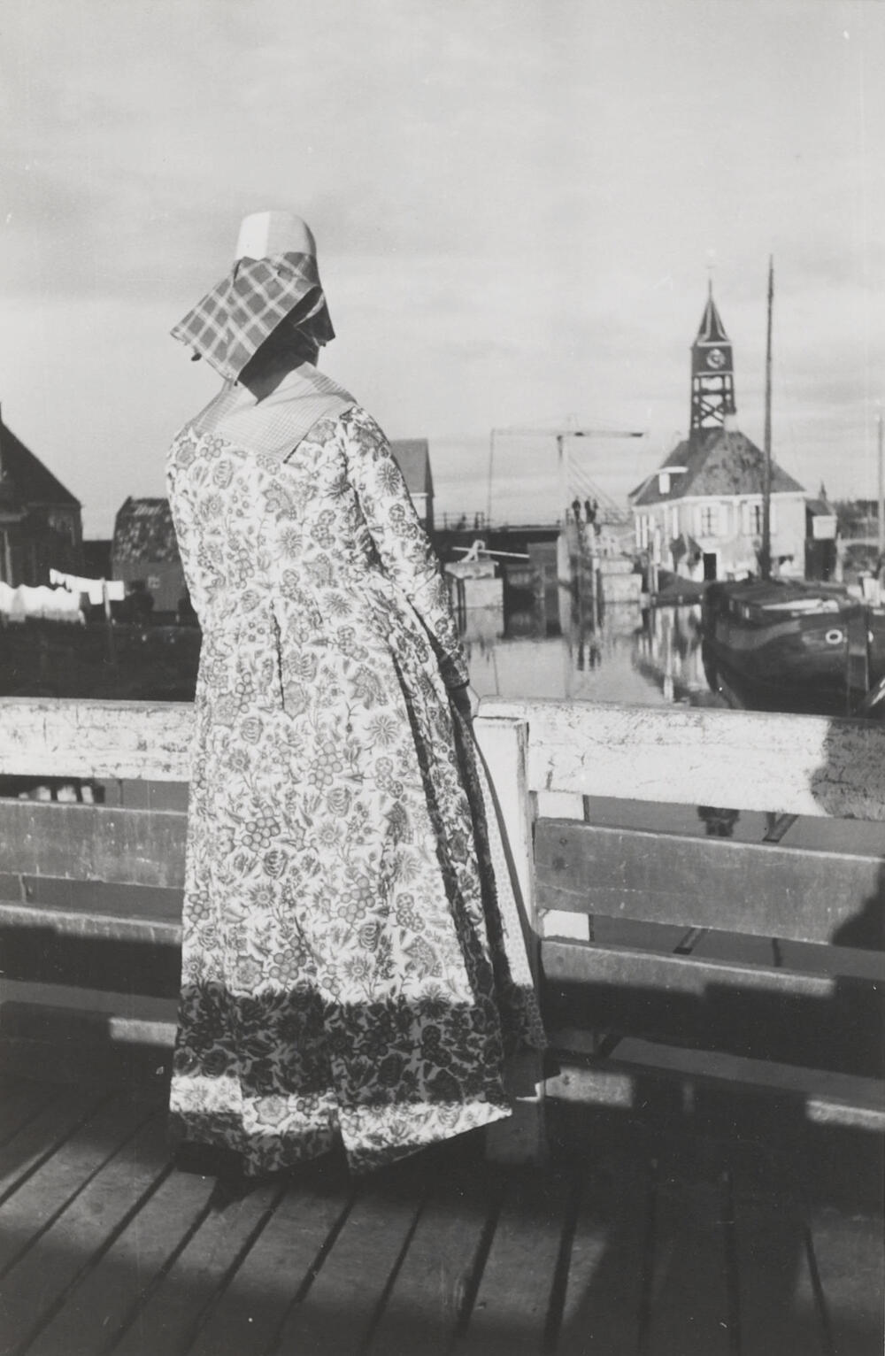 Jacomina van Elselo verkleed in Hindelooper dracht, 1943
