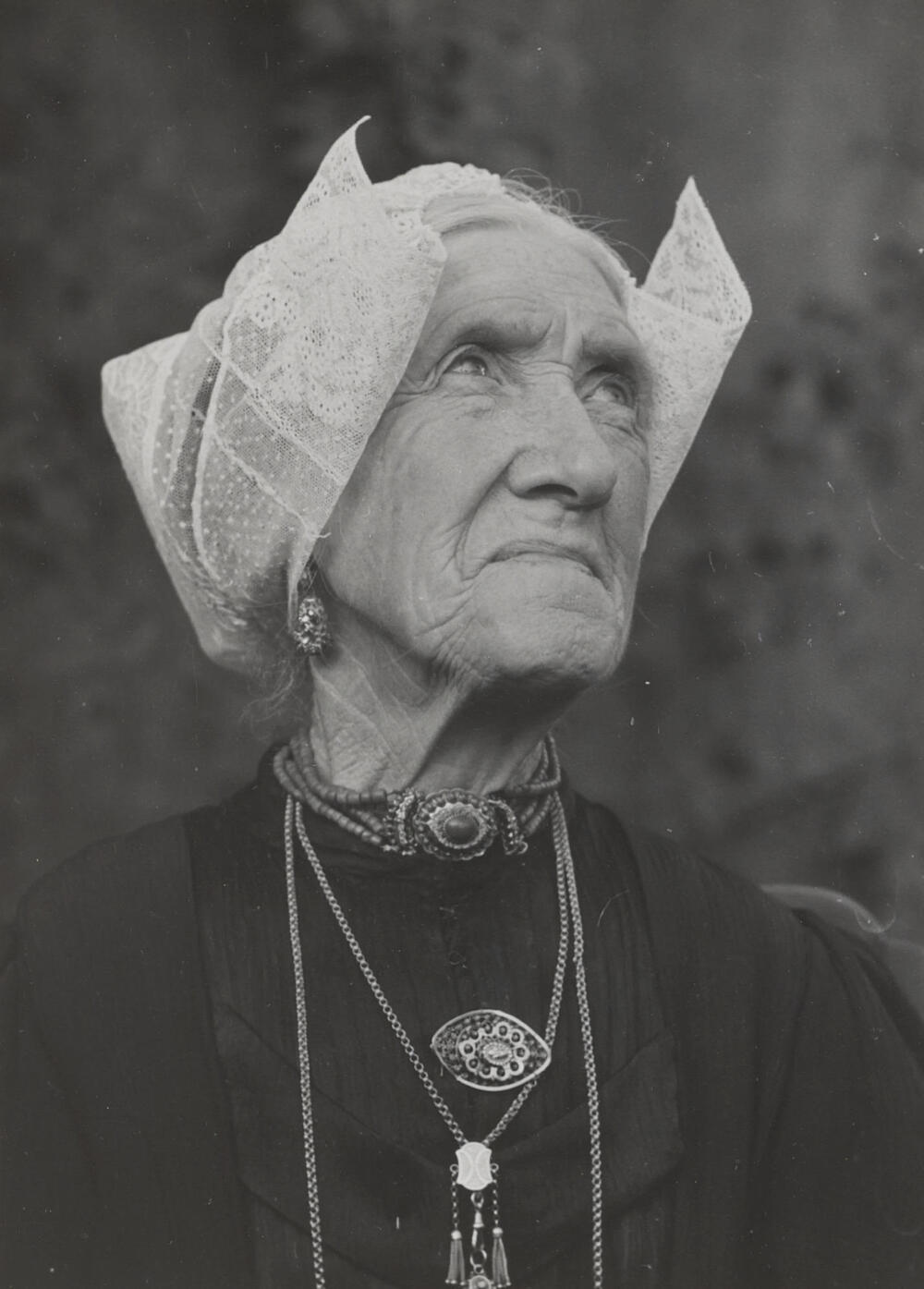Mevrouw De Boer uit Laren in streekdracht, 1952