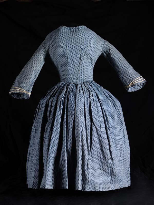 Kinderjurkje  met lange wijde rok van bedrukte katoen, in blauw stippel patroon