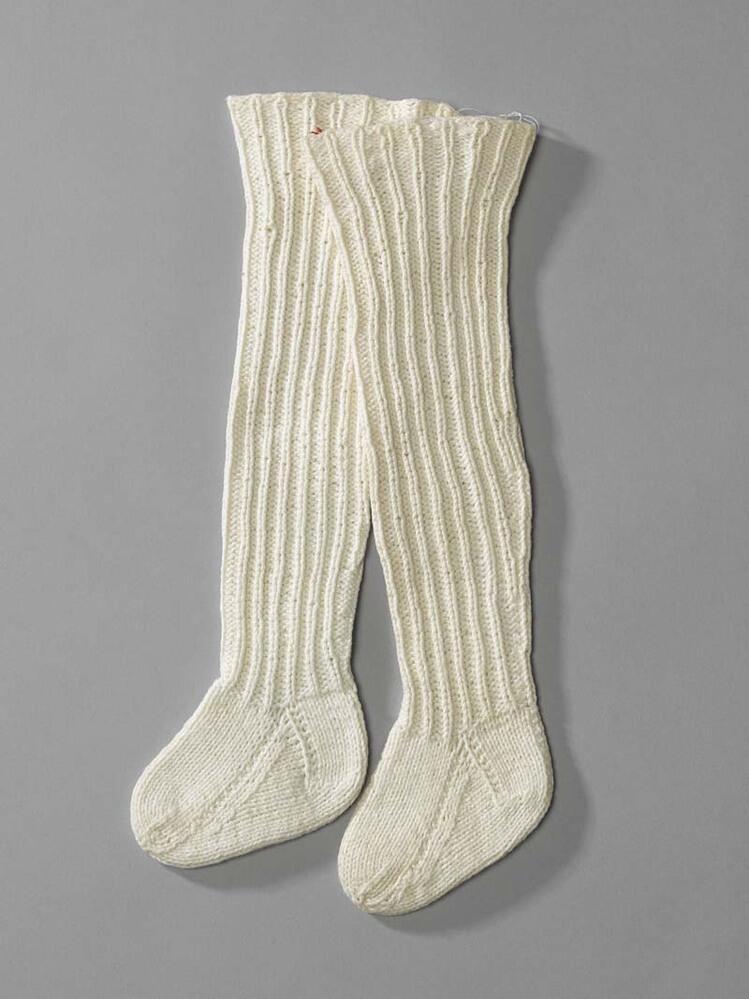 Paar wit katoenen gebreide kousjes, behorend bij stel poppen- of kinderkleding