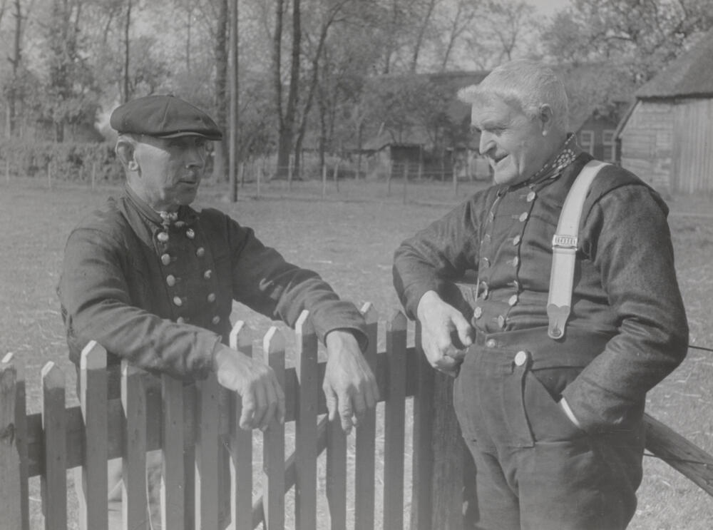 Derk Troost en Jan Smit in Staphorster streekdracht, 1944