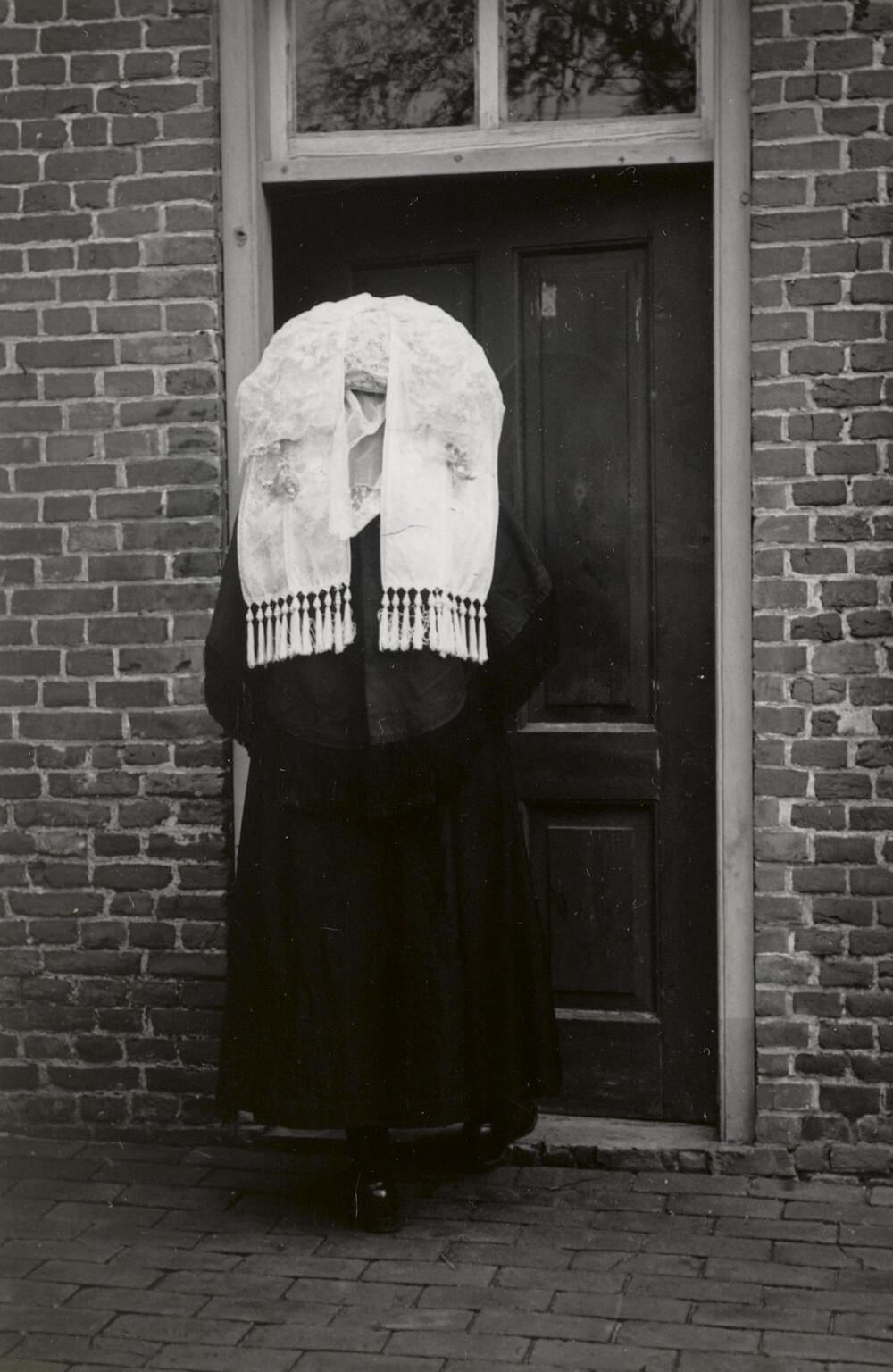 Vrouw uit Oirschot in zondagse dracht, 1950