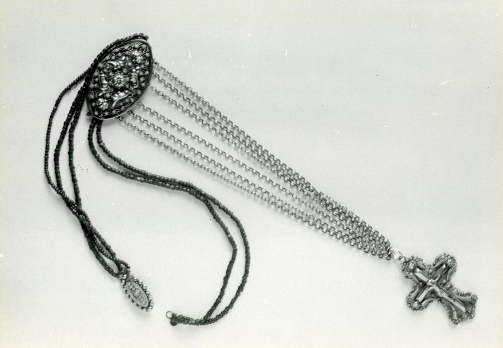 Ketting met kruis, Eemnes, 1952