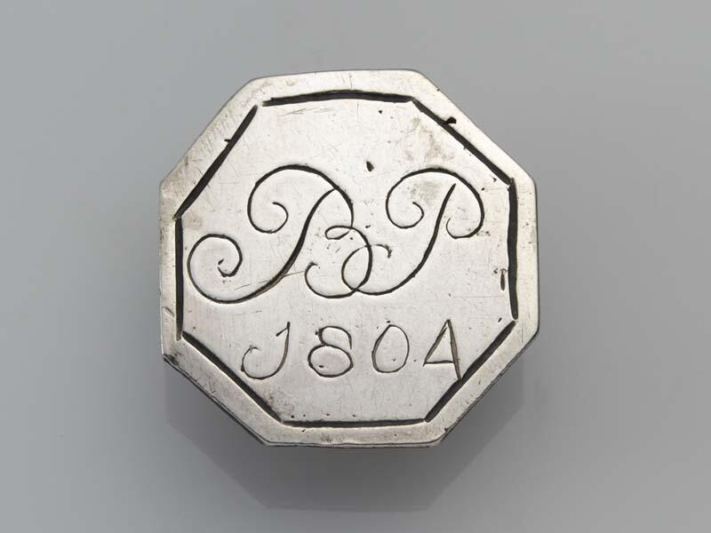 Platte, 8-hoekige knoop met BP/1804