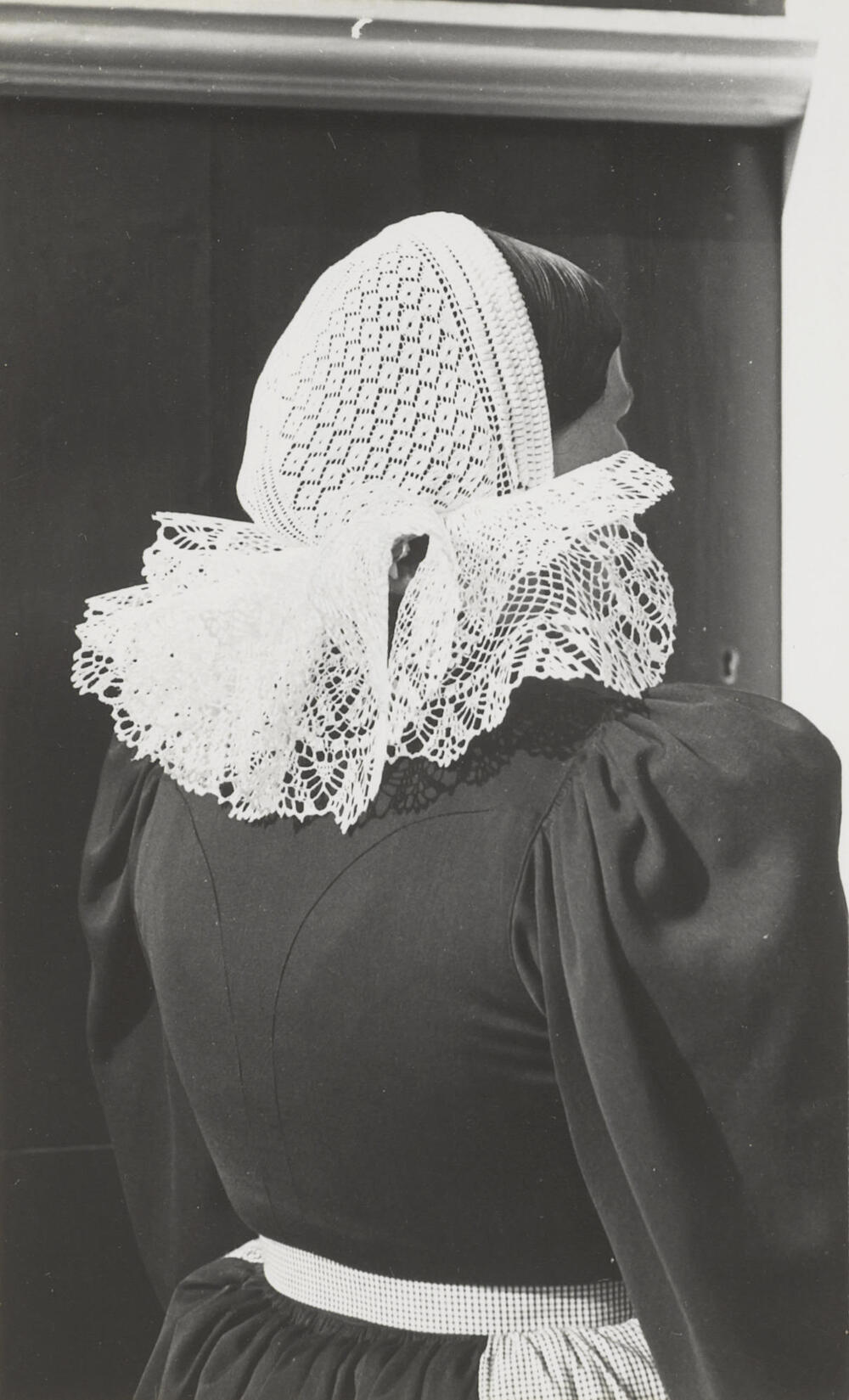 Vrouw in streekdracht, Huizen, 1945