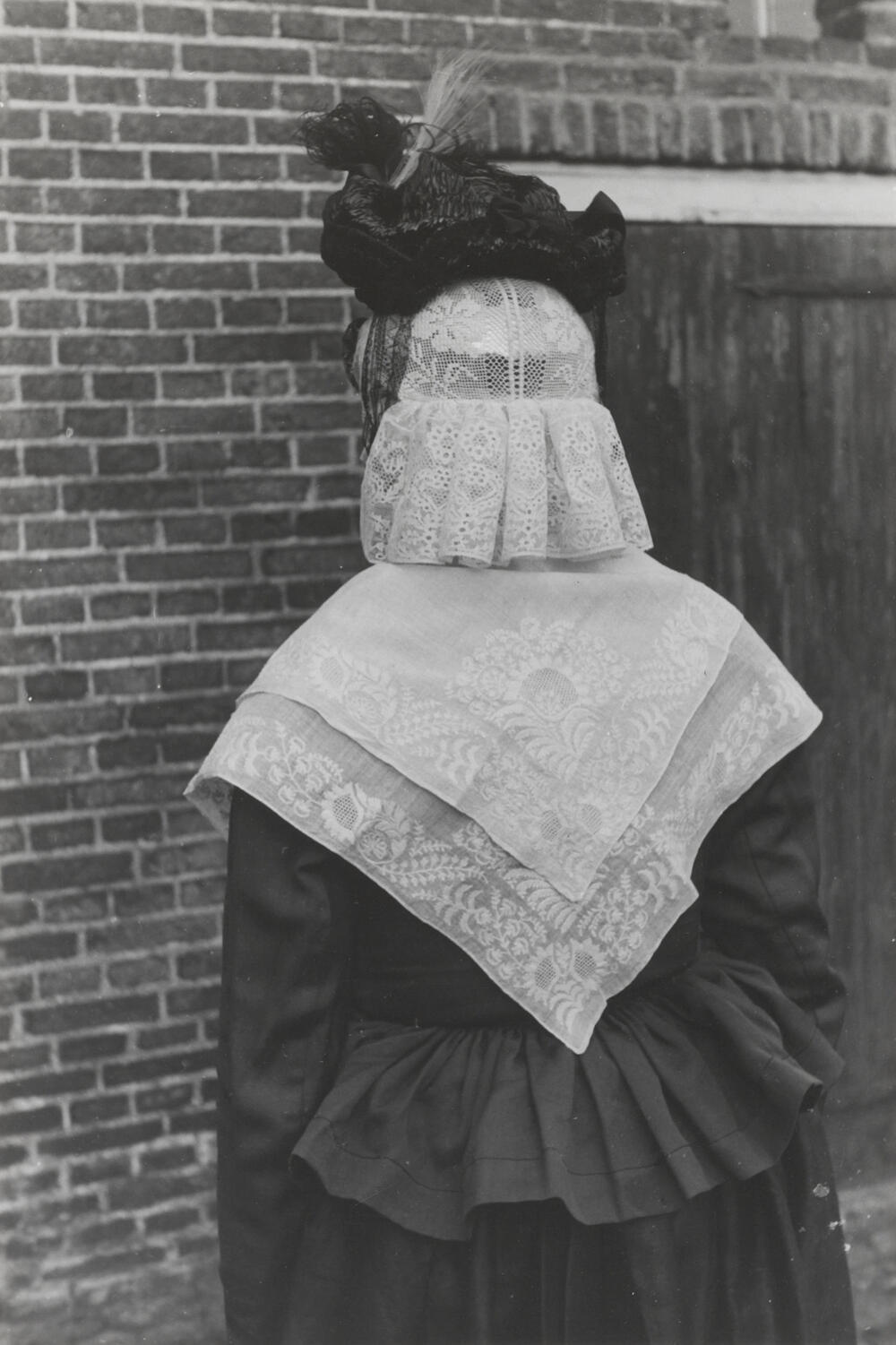 Mevrouw Wolbers uit Orvelte in Drentse dracht, 1944