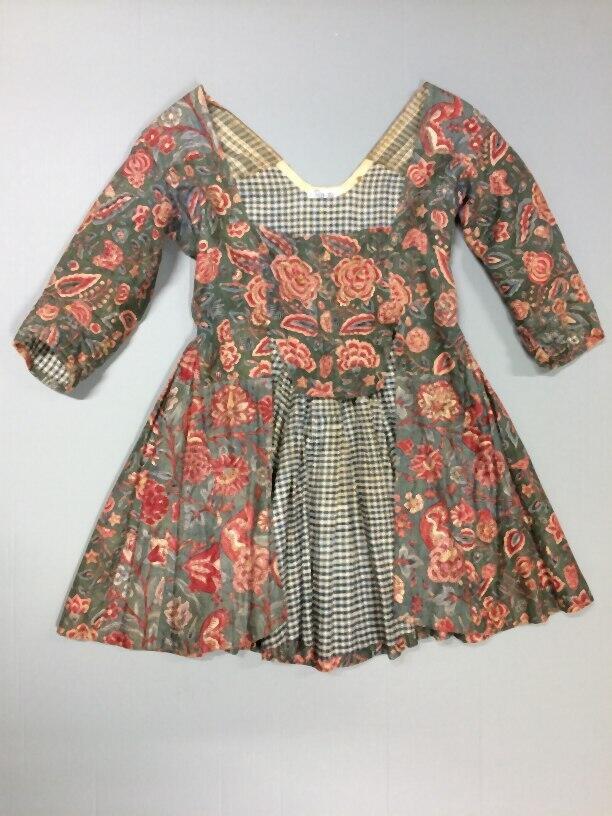 Schootjak, sitsgroen fond, rood blauw gele bloemen