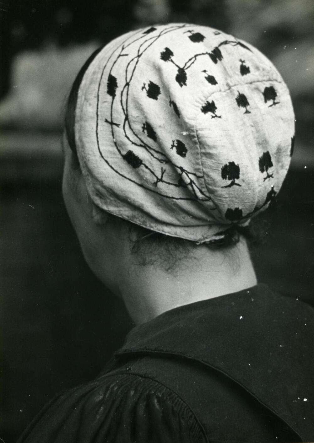 Geborduurde ondermuts, Huizen, 1945