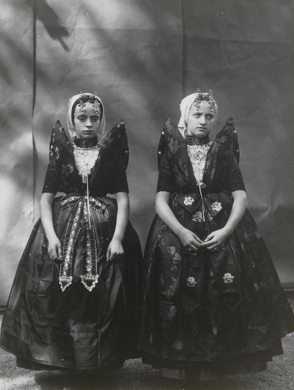 Twee meisjes in Axelse streekdracht, 1913