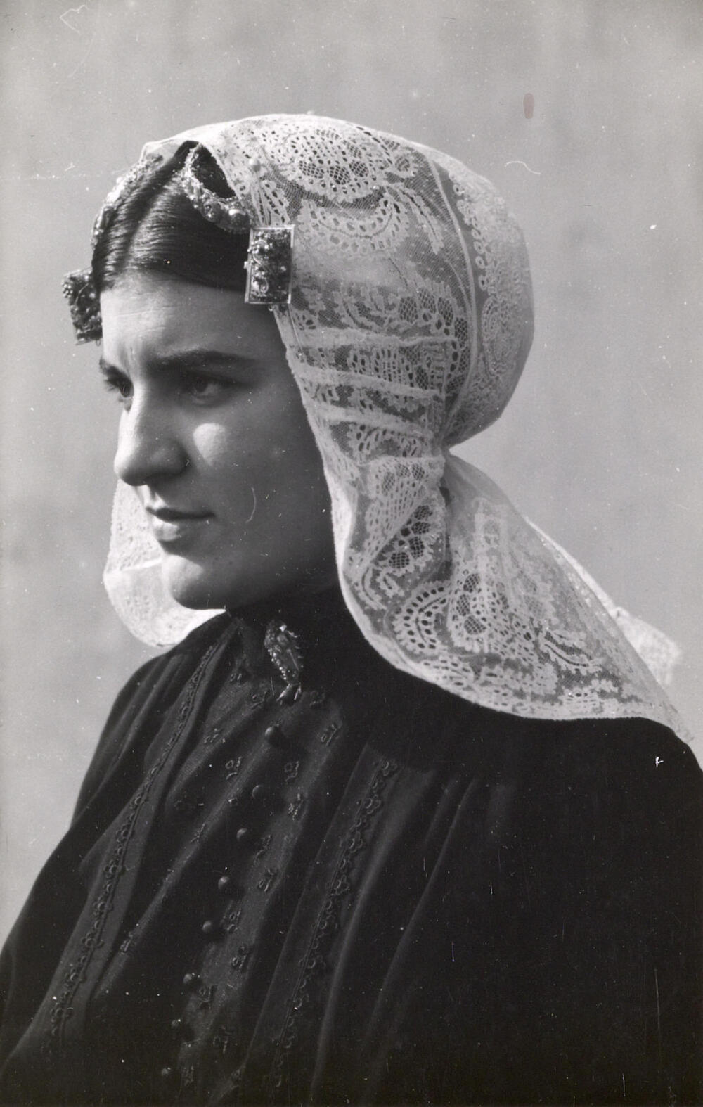 Dirkje Verdoes-Zwaan in Katwijkse dracht, 1944