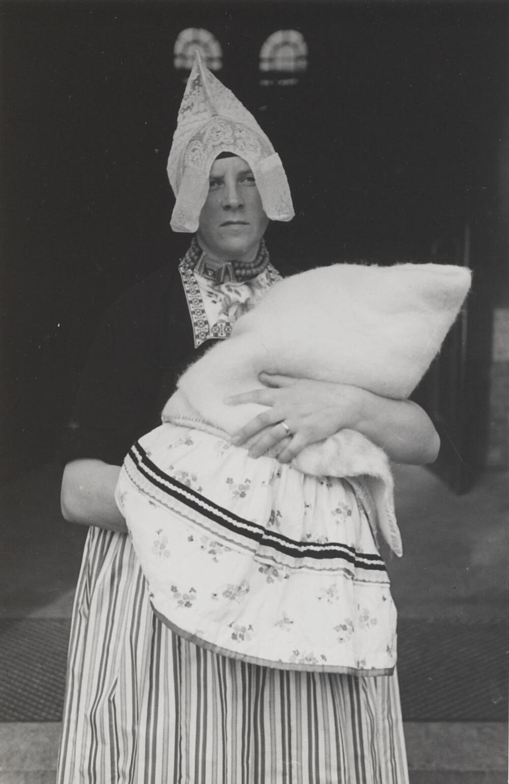 Vrouw met dopeling in Volendammer dracht, 1946