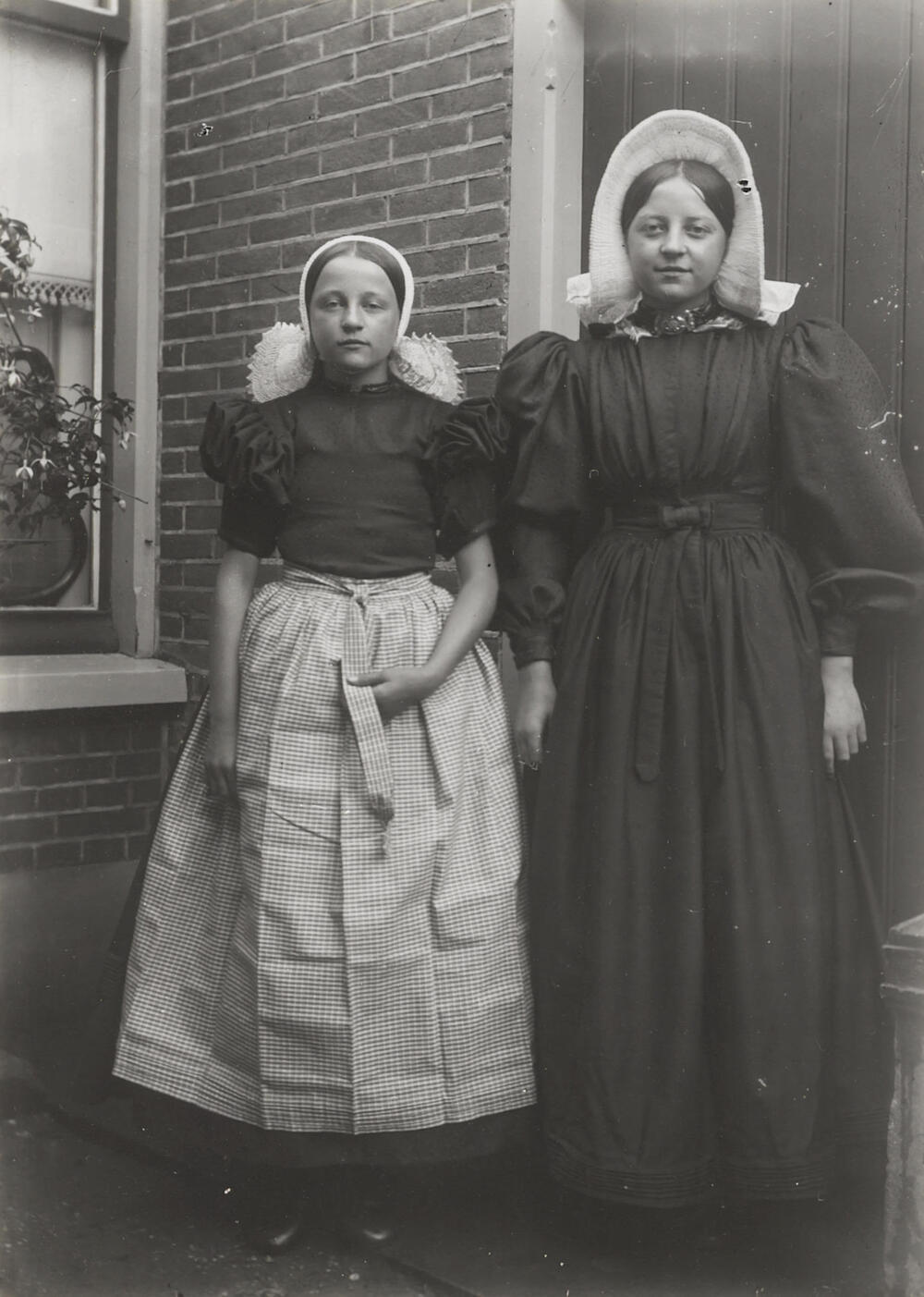 Meisjes in streekdracht, Huizen, 1916