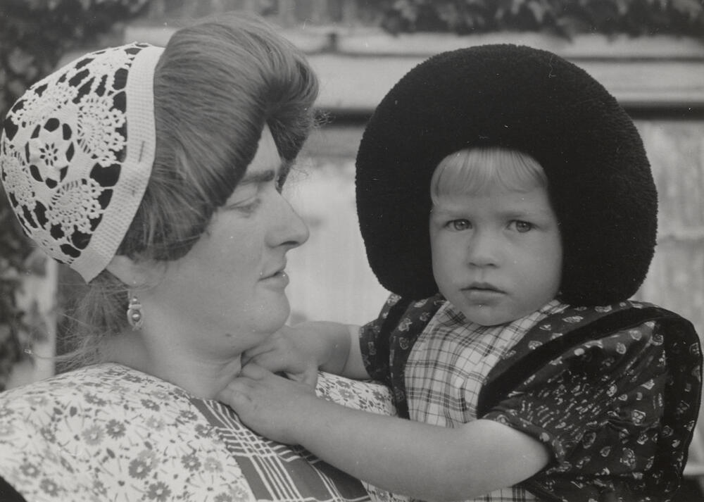 Vrouw en meisje uit Eemdijk in streekdracht, 1952