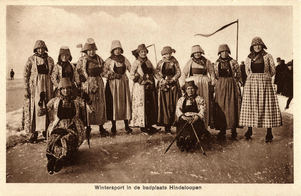 Vrouwen, verkleed in Hindelooper streekdracht