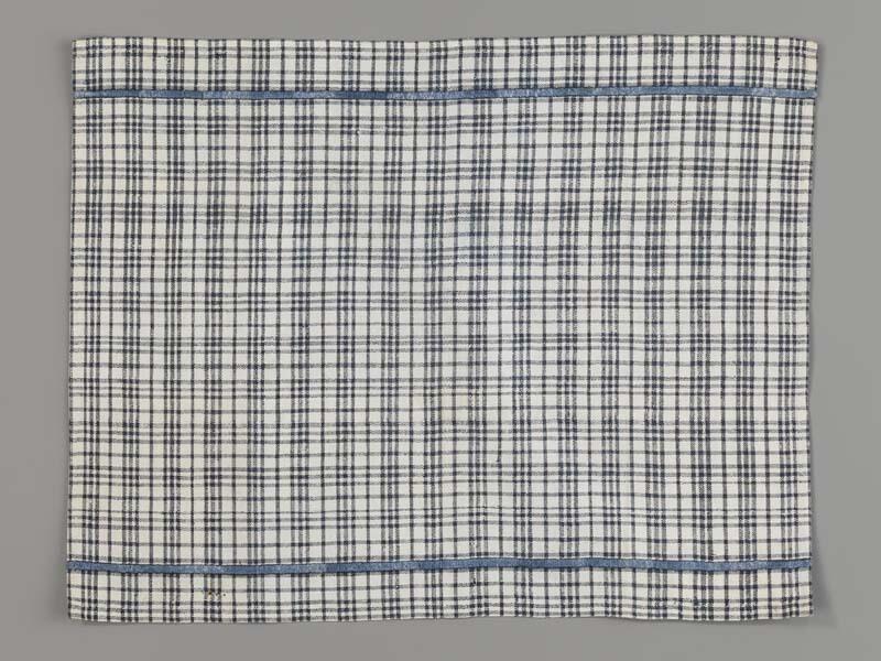 Hindelooper borstlap of foarpeldook van wit met blauw bont