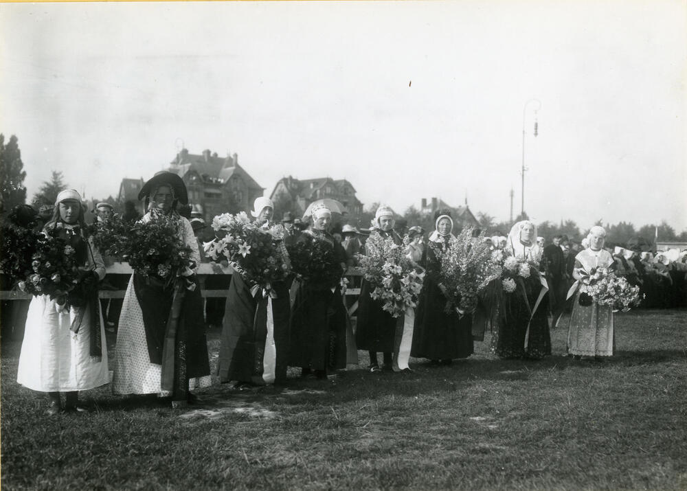 Deelneemsters van het Klederdrachtenfeest in Amsterdam, 1913