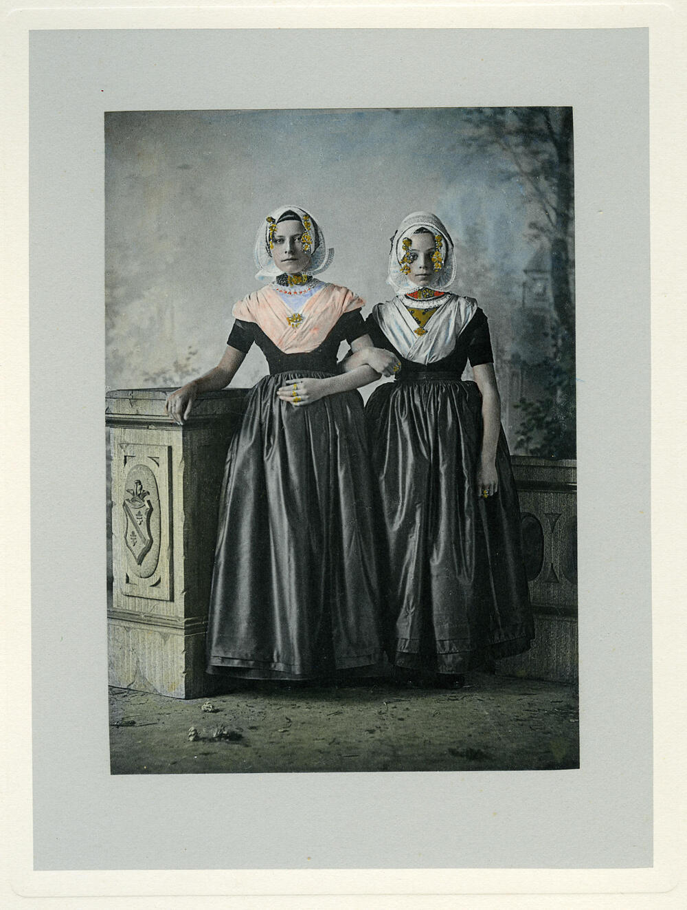 Twee meisjes in de dracht van Nieuwland en Sint Joosland, 1894