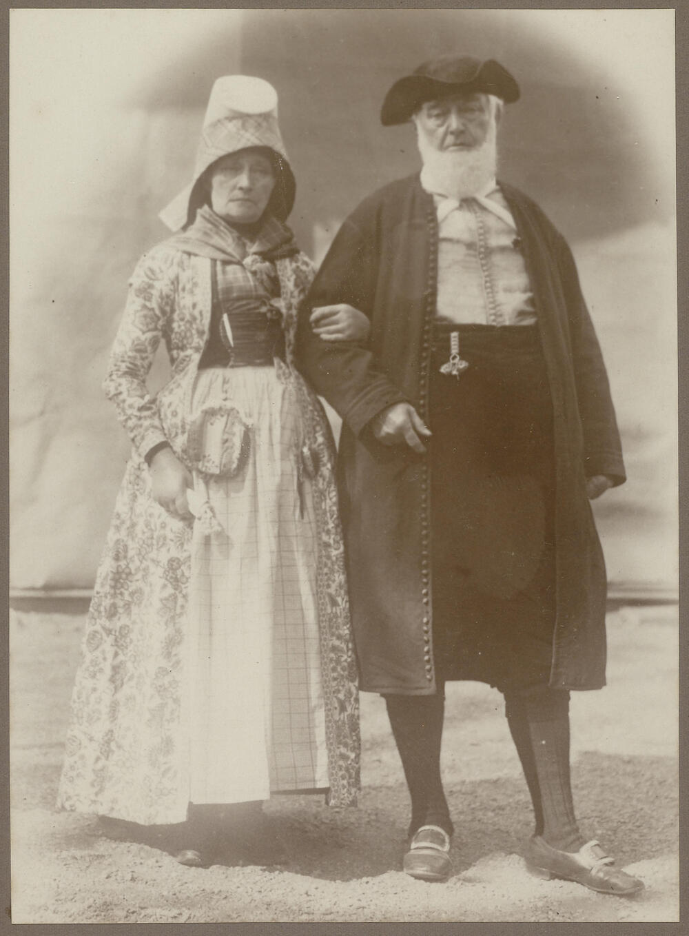 Echtpaar Van Elselo-Baunach in Hindelooper dracht, 1913